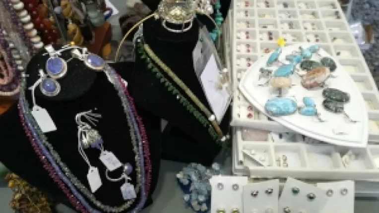 Angela Marincea, de la Adia Unicat: Cuarturi cu intruziuni, serafinit, larimar, tanzanit