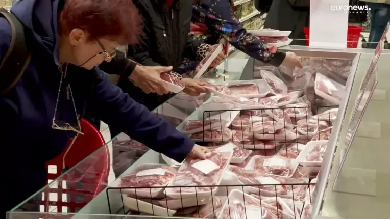 Marile magazine nu mai vor plafonarea preturilor. Marcel Ciolacu vrea negocieri cu retailerii