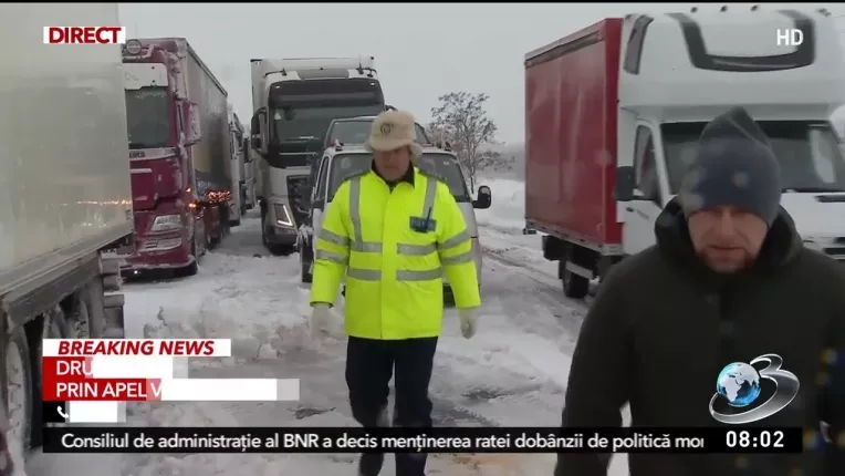 O femeie a nascut acasa, asistata video, din cauza drumurilor inchise, in Botosani