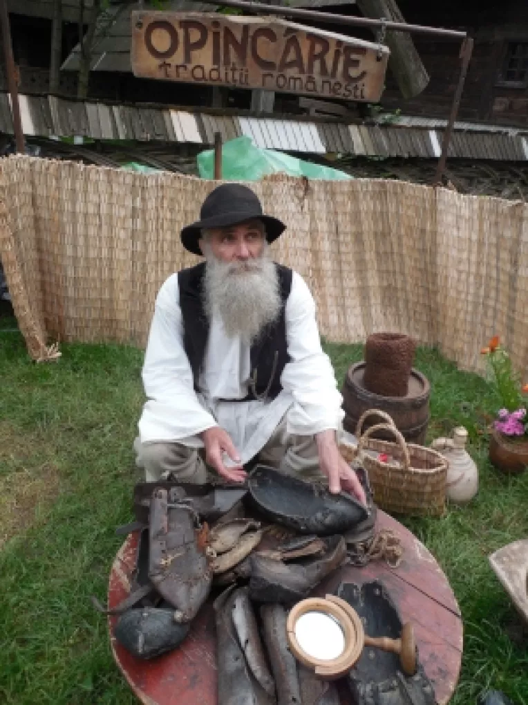 Opincarul Alexandru Gheorghe Ilinca si opincile sale facute din Dacia 1100, la Muzeul Satului