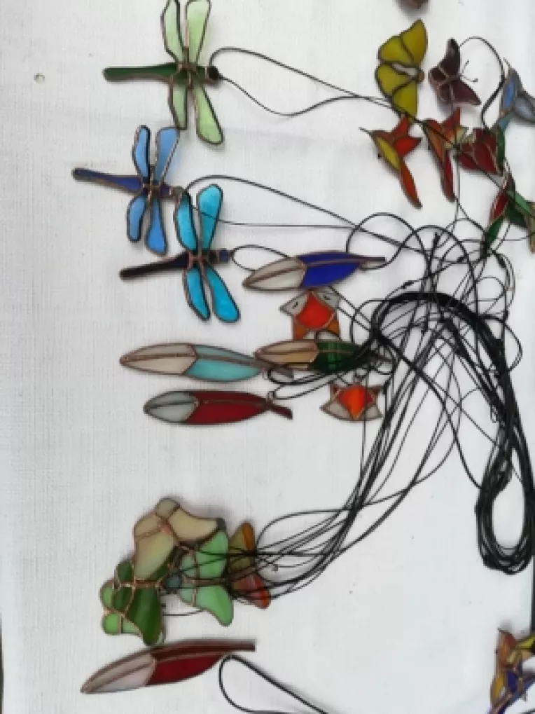 Stelian Cristea de la Opaline Crafts: Pandante din sticla de vitraliu, inele din lemn si cercei din lemn si rasina!