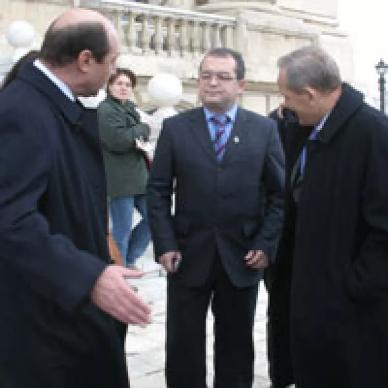 Stolojan nu e de acord cu ideea lui Basescu de a-l schimba pe premierul Boc